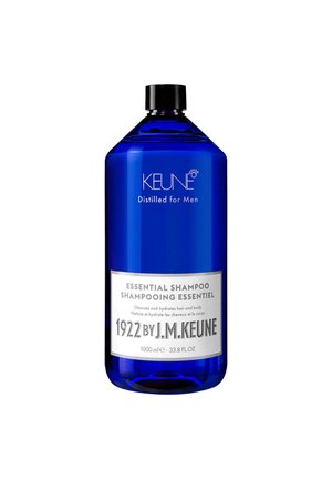 Bouteille en plastique bleu avec un bouchon noir, étiquetée "KEUNE Distilled for Men Essential Shampoo." Capacité de 1000 mL avec une étiquette argentée.