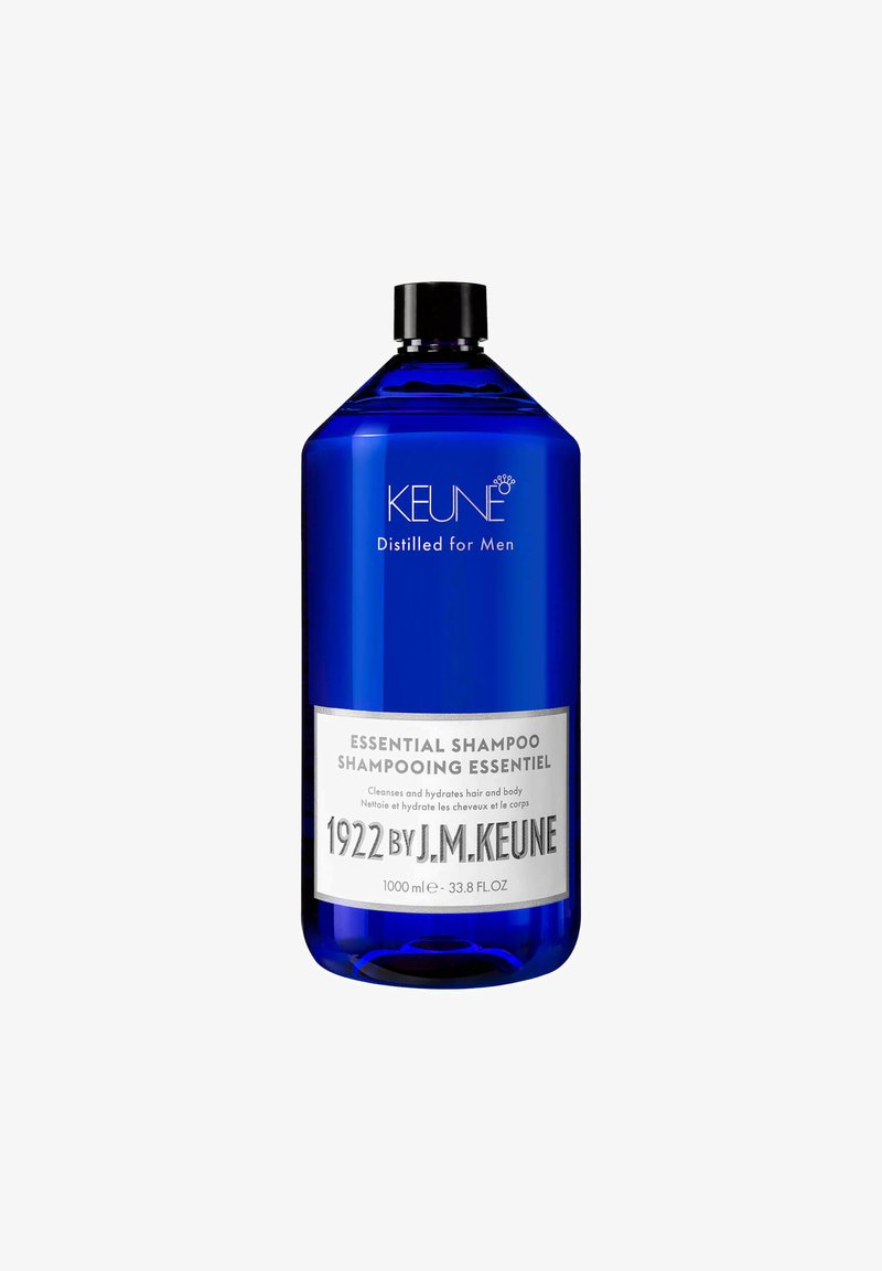 Bottiglia di plastica blu con un tappo nero, etichettata "KEUNE Distilled for Men Shampoo Essenziale." Capacità di 1000 mL con un'etichetta accentata in argento.