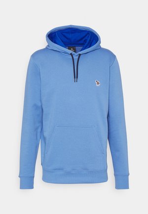 Ljusblå hoodie med mjuk textur, dragsko i huvan och en framficka. Har en liten mångfärgad logga på bröstet.