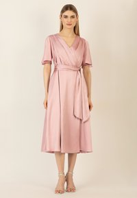 Rosa Satin-Wickeldress mit V-Ausschnitt, kurzen Flaumärmeln, einem gebundenen Taillengürtel und einem knielangen, fließenden Rock. Glatte Textur und leichter Glanz.