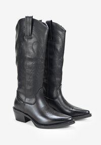 Stivali da cowboy in pelle nera con punta appuntita e tacco basso. Presentano cuciture decorative e linguette sulla canna per un facile utilizzo.