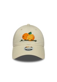 Beige verstelbare pet met borduursel van sinaasappel en citroen met groene bladeren en de tekst "Mi Media Naranja", gestructureerd ontwerp en 9TWENTY-label.