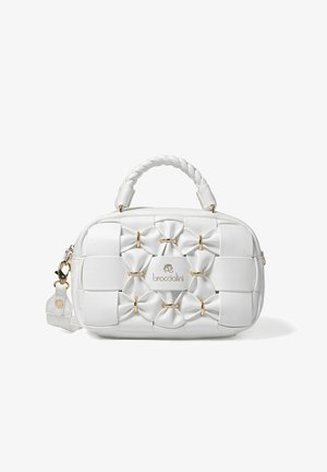 Witte faux leren handtas met gevlochten handvat, geweven strikaccenten, gouden hardware en logo-detail aan de voorkant. Compact rechthoekige vorm.