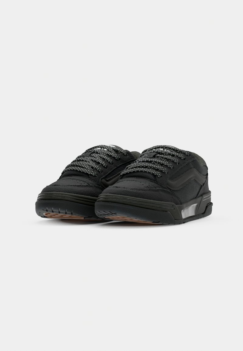 Czarne sneakersy z teksturowaną powierzchnią, wyściełanym kołnierzem i odblaskowymi sznurówkami. Gumowa podeszwa z unikalnym wzorem bieżnika. Akcenty w projekcie.