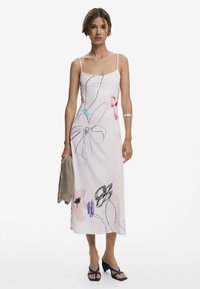 Maxikleid aus leichtem pinkfarbenem Stoff mit floralen Skizzen in Blau, Rot und Schwarz; verfügt über dünne Träger und einen geraden Ausschnitt.