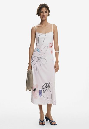 Maxikleid aus leichtem pinkfarbenem Stoff mit floralen Skizzen in Blau, Rot und Schwarz; verfügt über dünne Träger und einen geraden Ausschnitt.