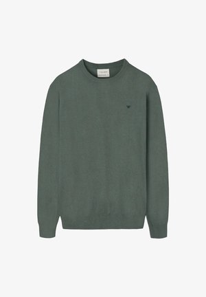 Suéter verde de punto con cuello redondo clásico, mangas largas y un pequeño logo azul marino en el pecho. Textura suave y ajuste cómodo.