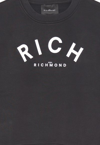 Felpa nera con grandi lettere bianche in formato blocco che scrivono "RICH" e "JOHN RICHMOND" sottostante, con scollatura a girocollo e una texture liscia.