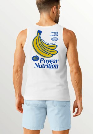 Weißes Tanktop mit Bananenmotiv und blauer Schrift, mit "Power Nutrition" und "Bananengeschmack". Aus Baumwolle, entspannter Schnitt.