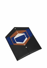 Sobre de cuero negro con forma hexagonal. Presenta bolsillos interiores en azul, marrón y blanco, asegurados con pequeños botones a presión de metal.