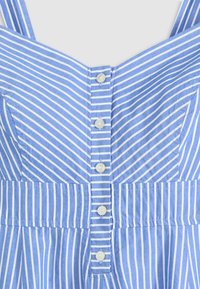 Blå och vit randig ärmlös klänning med en bodice som har vertikala och diagonala ränder, med en central rad av sex vita knappar.