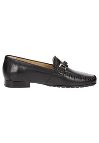 Schwarze Lederloafers mit einer strukturierten Oberfläche, flacher Sohle und einer dekorativen Metallschnalle nahe dem Vorderblatt.