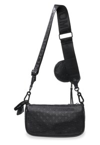 Sort skuldertaske med præget logo mønster, glat lædertekstur, justerbar rem og sølvfarvede hardware detaljer. Lynlåset hovedrum.