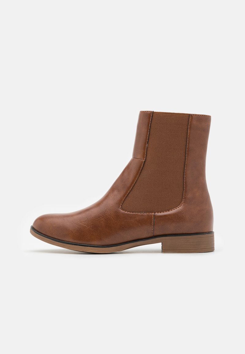 Bruna ankle boots med en slät yta av konstläder, elastiska sidopaneler, rund tå och en låg staplad klack.