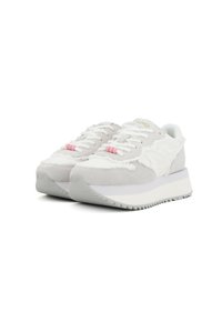 Sneaker bianche con tomaia testurizzata in camoscio e tessuto, con lacci rosa, suola imbottita e silhouette elegante.