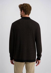 Dunkelbrauner Pullover mit einem strukturierten diagonalen Muster, ausgestattet mit einem schwarzen Kragen und Bündchen sowie einem geraden Saum.