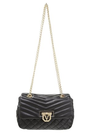 Czarna pikowana skórzana torba na ramię z złotym łańcuszkiem i złotym geometrycznym zapięciem.