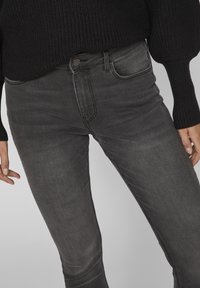 VILA Vaqueros pitillo - dark grey denim