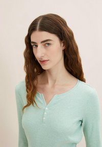 TOM TAILOR HENLEY - Camiseta de manga larga - offwhite green stripe