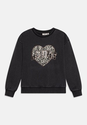 Schwarzes Sweatshirt mit langen Ärmeln, gerippten Bündchen und Saum, mit einem Herz im Leopardenmuster und dem Wort "AMORE" in großen Buchstaben auf der Vorderseite.