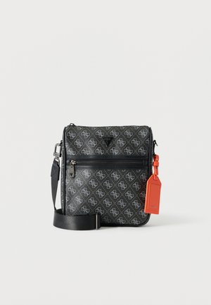 Borsa a tracolla nera e grigia con motivo logo ripetuto, tasca frontale con cerniera, tracolla regolabile e targhetta arancione per bagagli attaccata.