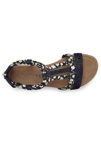 Sandaal met bloemenpatroon, navy banden, geperforeerde details en een tan voetbed. Voorzien van een ronde neus en een stevige enkelband.