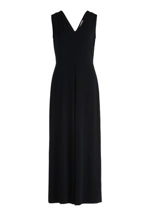 Robe noire sans manches avec un décolleté en V, une silhouette fluide, un tissu texturé et un design à plis au centre.