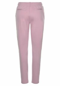 Rosa, schmal zulaufende Hose mit einem elastischen Bund, zwei Gesäßtaschen und kontrastierenden Seitenstreifen. Hergestellt aus weichem, dehnbarem Stoff.