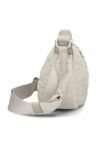 Borsa in tessuto grigio chiaro con texture trapuntata, tracolla regolabile, accessori laterali e design arrotondato. Presenta un dettaglio a pannello in contrasto.