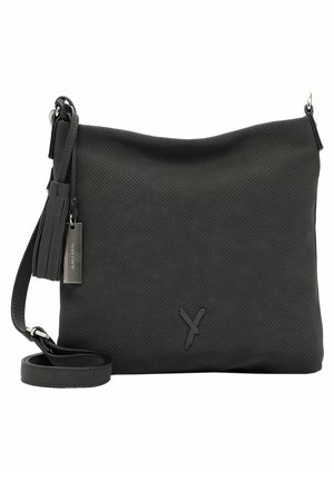 Bolso bandolera de cuero negro perforado con correa ajustable, detalle de borla y pequeña etiqueta metálica de marca sobre fondo blanco liso.