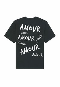 Czarna bawełniana koszulka, krótki rękaw, z powtarzającym się białym napisem "AMOUR" w różnych rozmiarach i orientacjach na plecach.