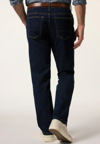 Mörkblå denimjeans med rak benpassform, som har två bakfickor med sydda detaljer och ett brunt läderbälte.