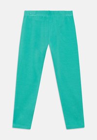 Turkusowe legginsy wykonane z miękkiego, elastycznego materiału. Posiadają elastyczną talię i dopasowany krój, bez widocznych wzorów czy zdobień.