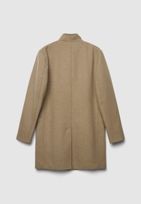 Cappotto di lana marrone dal design semplice, con colletto alto, maniche lunghe e silhouette dritta. Senza chiusure visibili.