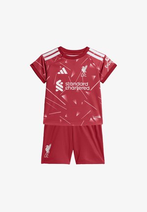 Rød Liverpool FC toddler fodbolddragt med mønstret skjorte, hvide logoer og matchende ensfarvede shorts på hvid baggrund.