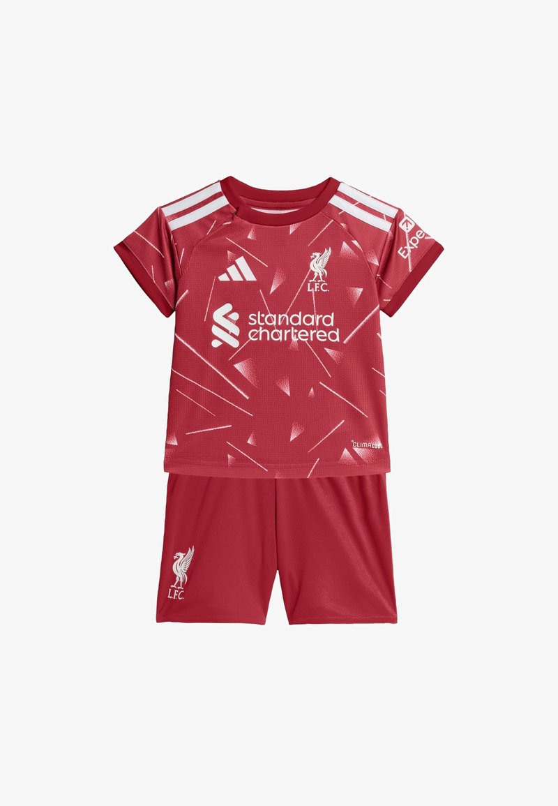 Tenue de football rouge Liverpool FC pour tout-petit avec chemise à motifs, logos blancs et short uni assorti sur fond blanc.