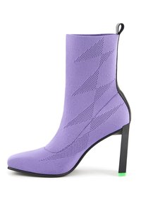 Lila stickad ankelstövel med spetsig tå, strukturerad yta med geometriska mönster och en svart stilettklack med en grön detalj.