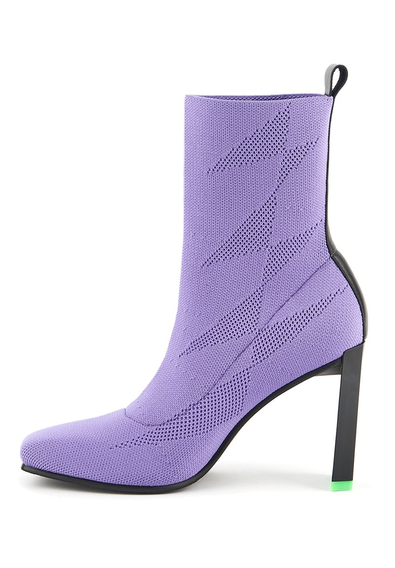 Lila stickad ankelstövel med spetsig tå, strukturerad yta med geometriska mönster och en svart stilettklack med en grön detalj.