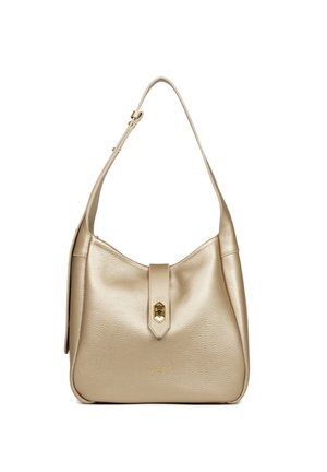 Sac à bandoulière en cuir beige avec anse réglable et fermeture à fermoir doré au centre avant.