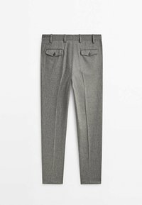 Pantalon gris sur mesure en tissu texturé, avec deux poches arrière à boutons et une coupe droite.