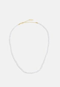 Parelketting met een verfijnd ontwerp, bestaande uit kleine witte parels en een gouden kettingverlengstuk met een sluiting voor verstelbare lengte.