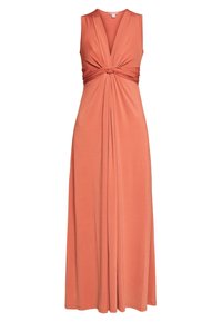 Maxiklänning i korall, med en djup V-ringning, knuten detalj i mitten och flödande tyg med en mjuk textur. Ärmlös design för enkel rörelse.