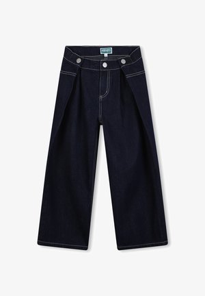 Pantalon large en denim bleu foncé avec une taille haute, deux boutons à l'avant et des coutures blanches contrastantes.