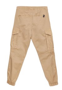 Khaki cargo kalhoty s elastickým pasem, bočními kapsami a elastickými manžetami. Mají nášivku s logem na zadní straně a hladkou, texturovanou tkaninu.