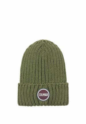 Zielona dzianinowa czapka z podwiniętym rondem i okrągłą naszywką z napisem "COLMAR" na środku z przodu.