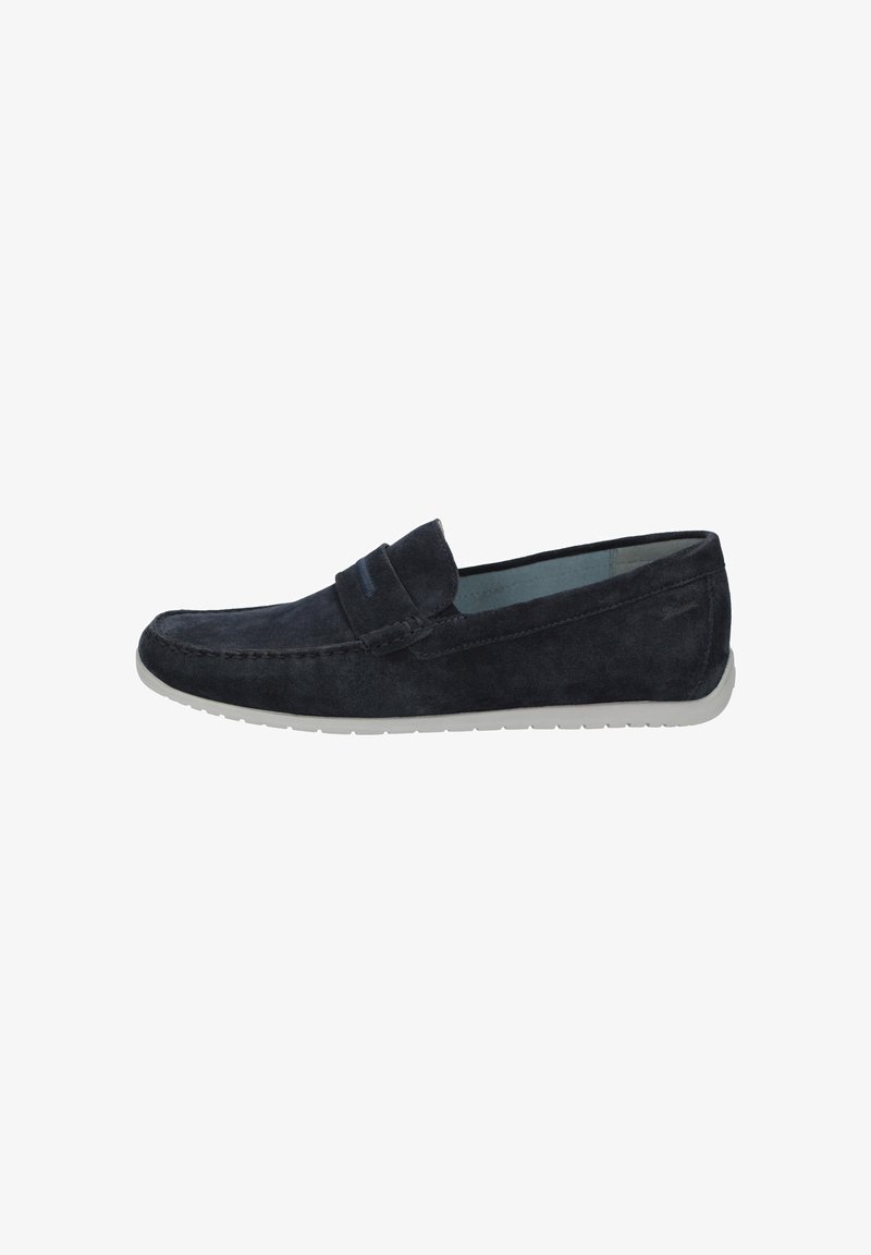 Mocassino slip-on in suede blu navy con suola in gomma bianca e cuciture stile mocassino, vista laterale su sfondo bianco.