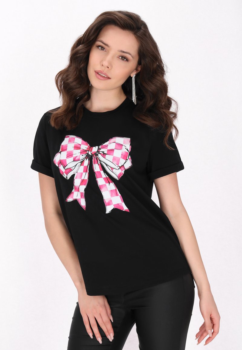 Tricou negru cu un grafic mare în formă de fundă în carouri roz și alb pe partea din față; mâneci scurte și croială lejeră.