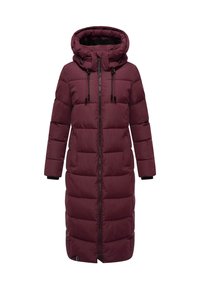 Cappotto lungo bordeaux in piuma con cappuccio, chiusura zip e cordini regolabili. La texture è liscia con imbottitura trapuntata.