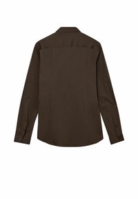 Cămașă maro cu nasturi, cu mâneci lungi, realizată dintr-un material neted. Prezintă un guler clasic și un yoke pe partea din spate, având o margine curbată.