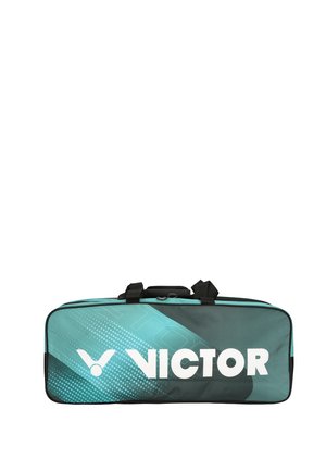 Rektangulær sportstaske i blågrøn og mørkegrøn med sorte håndtag og "Victor"-logo i hvid på forsiden.